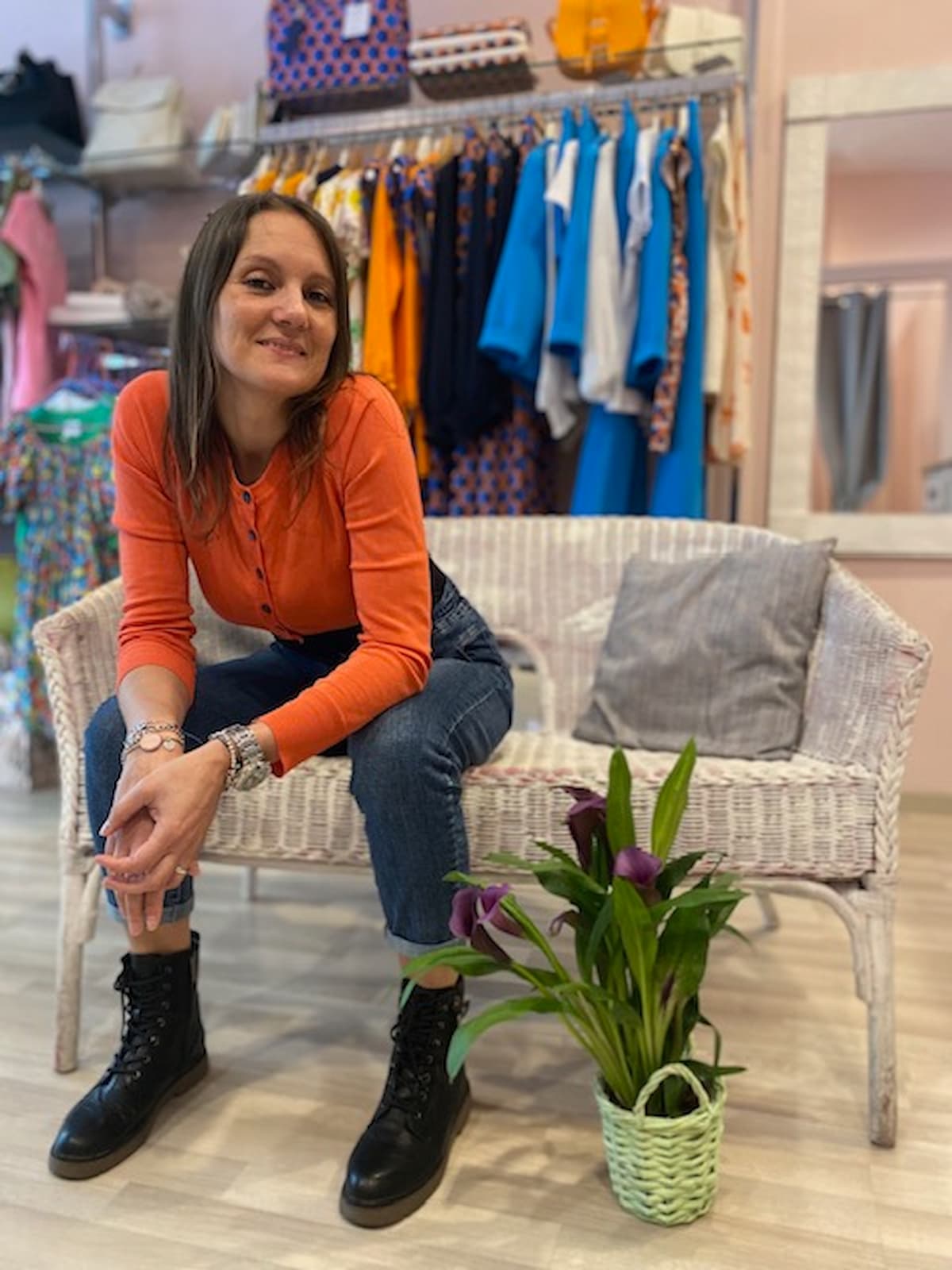Rossella seduta sul divano nel suo negozio di abbigliamento