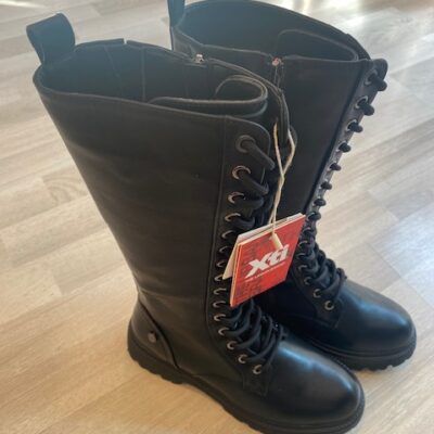 STIVALE STRINGATO NERO XTI